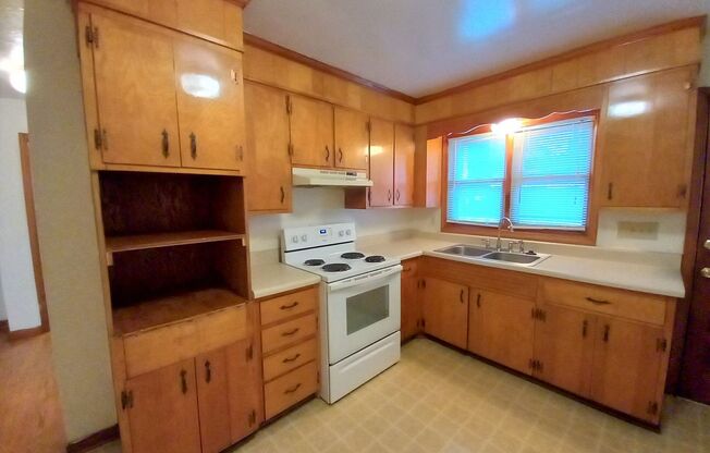 2 beds, 1 bath, 903 sqft, $1,190, Unit E-7