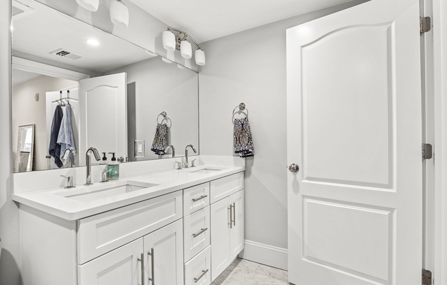 2 beds, 2 baths, 1,300 sqft, $4,650, Unit 14