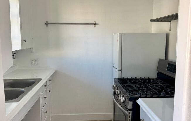 ***NOW LEASING CHARMING STUDIO APARTMENT***