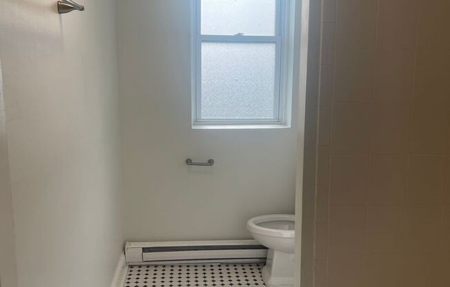 3 beds, 1 bath, 1,425 sqft, $1,625, Unit 4839-B2