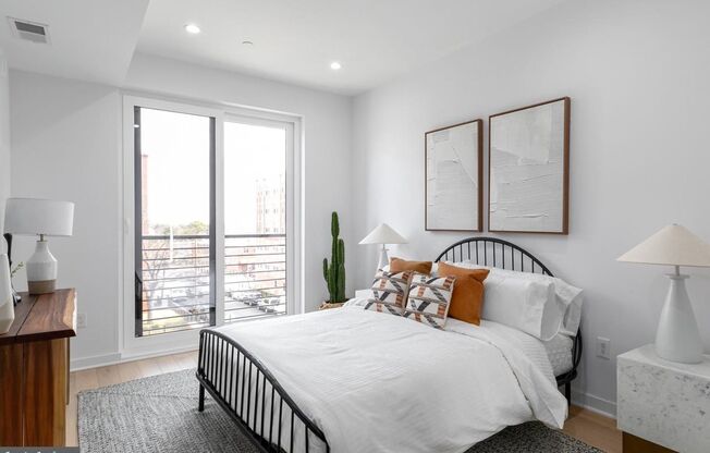 Modern 2BR/2BA with High Ceilings, W&D, Roommate-Friendly Floorplan