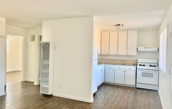 2 beds, 1 bath, 700 sqft, $1,946