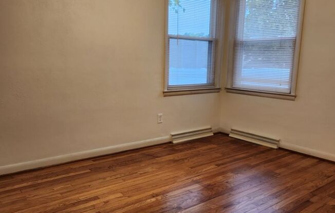 2 beds, 1 bath, $1,595