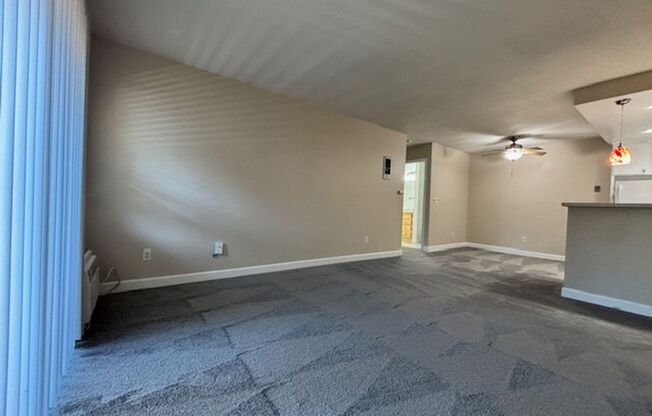 Mission Valley-Beautifully Updated Condo-New Flooring, Balcony, Pool & More!