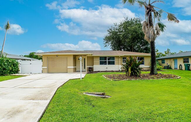 Impressive 3-bedroom, 2-bathroom Pool home & fence yard in Fort Myers