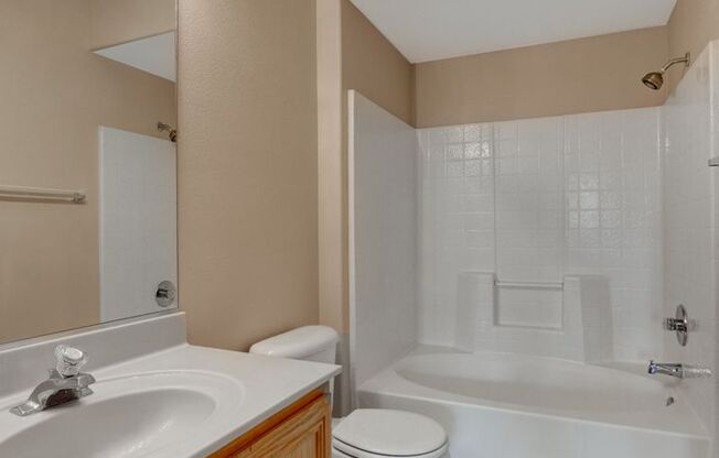 2 beds, 2 baths, $1,400, Unit BLDG #14