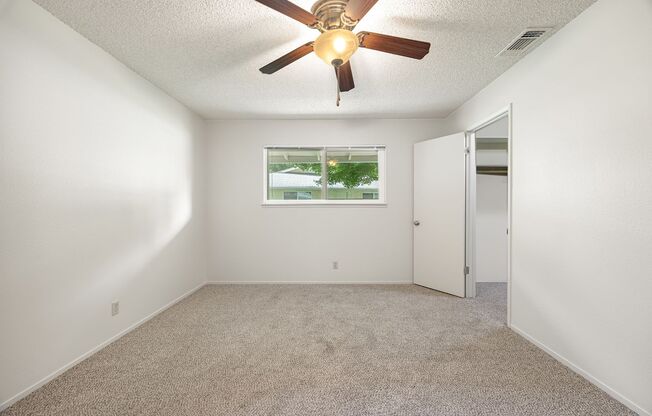 1 bed, 1 bath, 605 sqft, $1,300, Unit 44