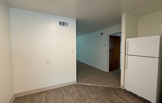 3 beds, 1 bath, $2,900, Unit 2053 Central Ave G (LO)