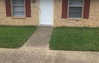 TWO BEDROOM DUPLEX WITH FENCED BACK YARD AVAILABLE 12/22/2023.