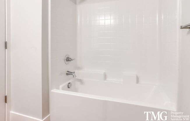 1 bed, 1 bath, 740 sqft, $1,625, Unit B230