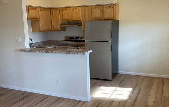 2 beds, 1 bath, $995, Unit L