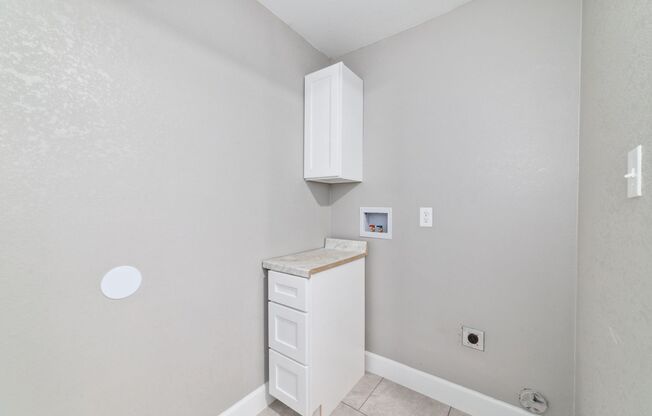 2 beds, 1 bath, $1,375, Unit 365 1/2