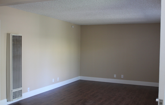 2 beds, 1 bath, $2,195, Unit 538C