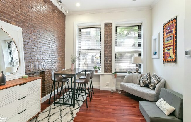 213 W 85 ST