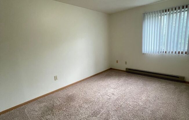 2 beds, 1 bath, $650, Unit 24