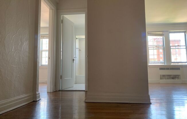 1 bed, 1 bath, 985 sqft, $1,485, Unit New King Edward  408