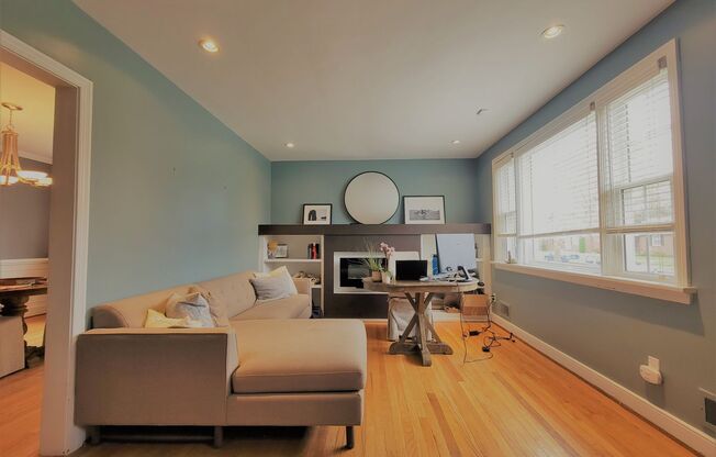 Remodeled 4 bedroom 2 full brick bath cape cod near Willow Lawn/Monument Avenue