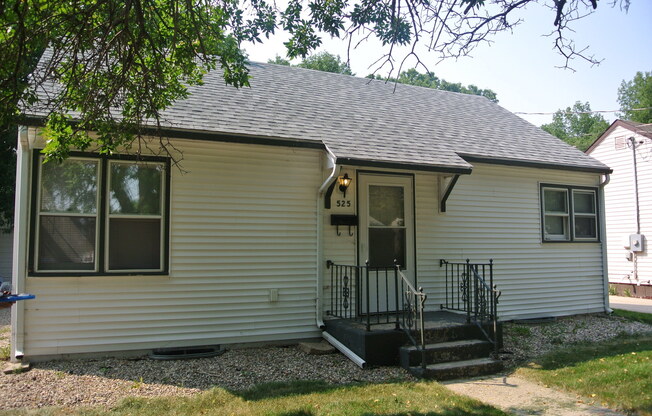 2 beds, 1 bath, $1,095