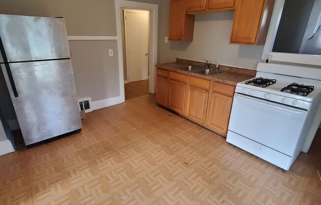 2 beds, 1 bath, 736 sqft, $1,050, Unit Upper