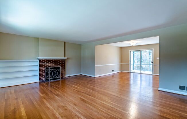 Gorgeous 4 Bed 3 Bath Brick Home In Serene Hollindale