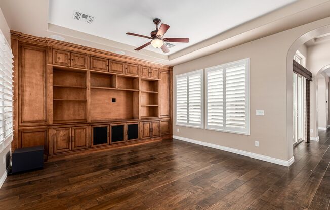 Luxurious 2 Bed, 2.5 Bath Home in Queen Creek with Unique Features & Outdoor Oasis!