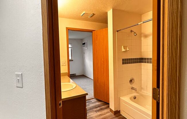 1 bed, 1 bath, 660 sqft, $1,250, Unit H - 074