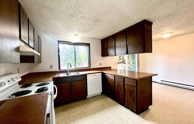 Upper-Floor Unit in Fourplex near Tacoma Mall