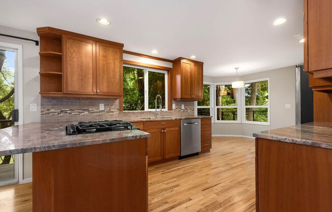 4 beds, 3.5 baths, $5,695