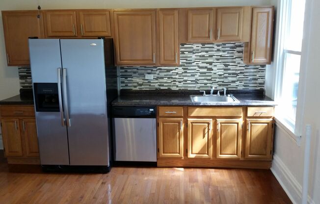 Large House in the South Side Slopes. Modern Amenities. A/C, kitchen + laundry appliances