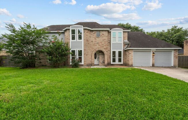 Welcome to 1107 Londonberry Ave in the heart of Friendswood