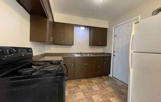 2 beds, 1 bath, 900 sqft, $875, Unit 2