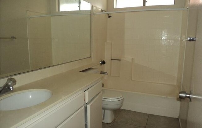 LIVE THE DREAM IN A PRIVATE HOA COMMUNITY IN RIALTO! *** 3 BEDROOM + LOFT! ***