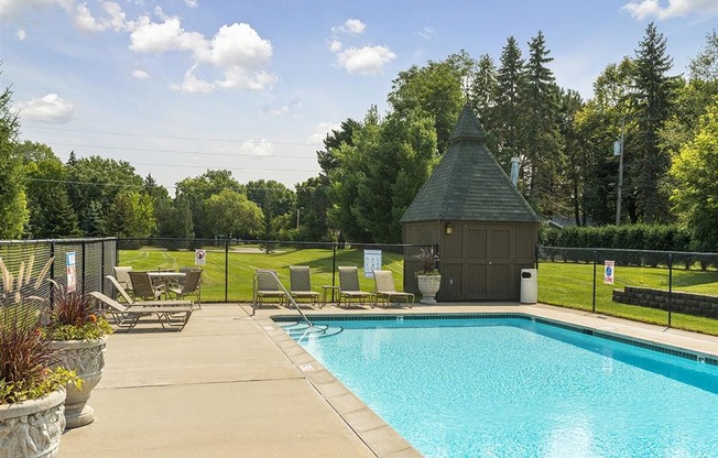 Oakwood Apartments in Plymouth, MN Outdoor Pool