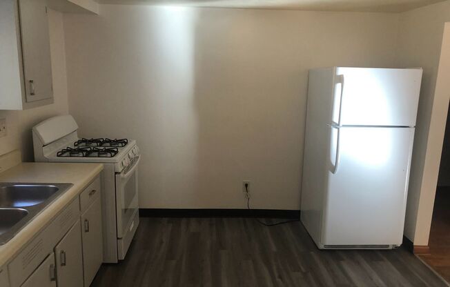 2 beds, 1 bath, $995, Unit 2