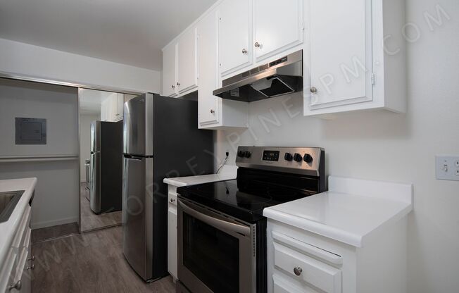 Gorgeous 1b/1ba in the Heart of Pacific Beach with Parking!