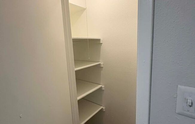 2 beds, 1 bath, 925 sqft, $999, Unit 03-0303