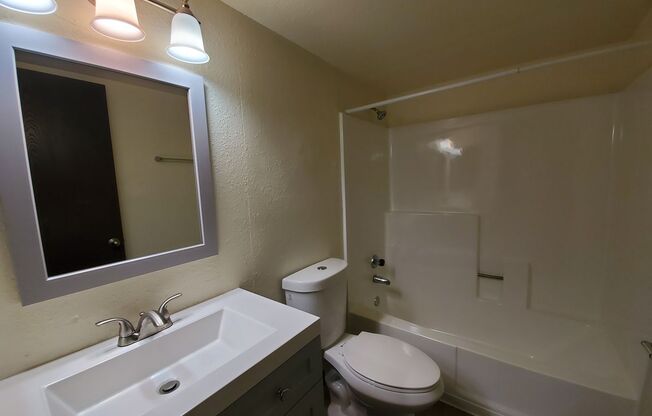 2 beds, 2 baths, 950 sqft, $1,460, Unit 201