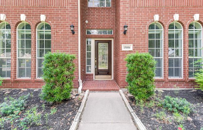 Beautiful 4 bedroom 2.5 bathroom with massive backyard