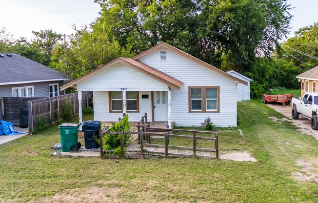 Quaint 2 Bedroom, 1 Bathroom Haven!