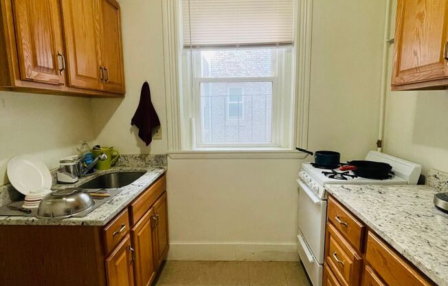 3 beds, 1 bath, 784 sqft, $3,900, Unit 14P-11