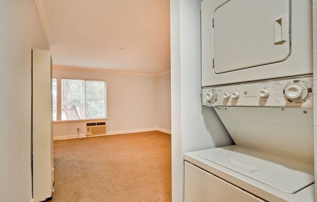 2 beds, 1 bath, $2,595, Unit Building #5