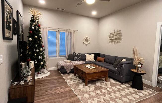 2 beds, 2 baths, 980 sqft, $1,450