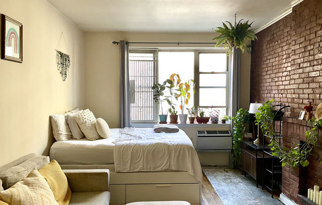 328 E 77 ST