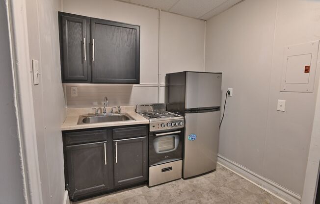 1 bed, 1 bath, 300 sqft, $985, Unit Apt 4