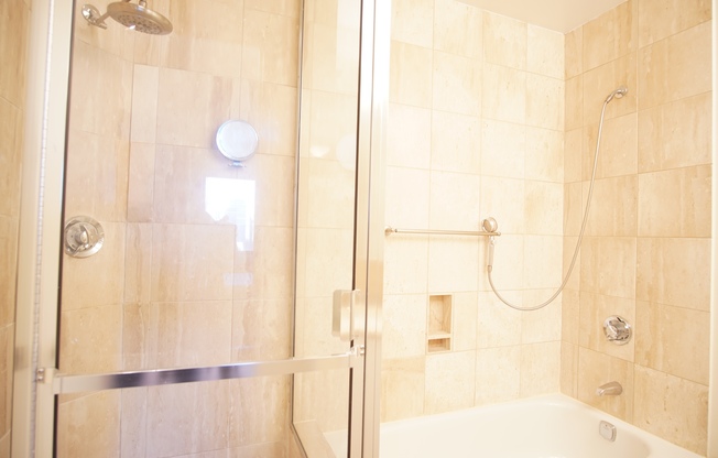 1 bed, 2 baths, 927 sqft, $5,500, Unit 18G
