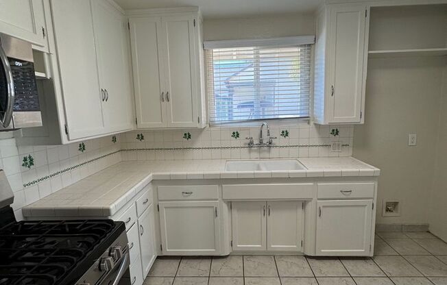 2 Bedroom 2 Bath House centrally located
