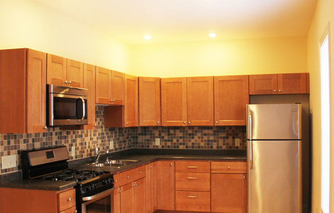 2 beds, 1 bath, $2,200, Unit APT 8