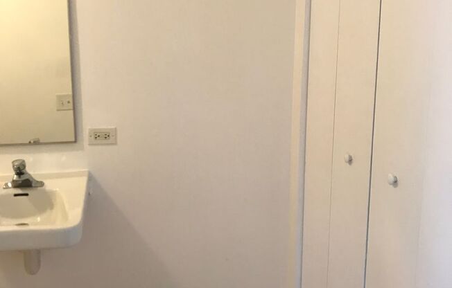 Studio, 1 bath, 400 sqft, $995, Unit 206