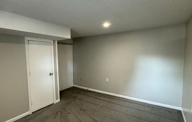 2 beds, 1 bath, $995