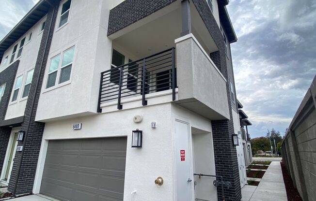 Boulevards End Unit Townhouse, 3 Bed / 2.5 Bath, Amenities, Close to 580